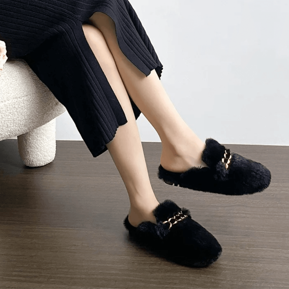 TeddyFinesse - Elegant Faux-Fur Mule Slippers with Gold Chain & Plush Comfort for Indoor and Light Outdoor Use