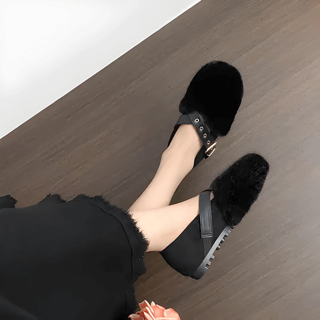 FurVibe - Plyssko med guldspænde & skridsikker sål til indendørs og let udendørs brug