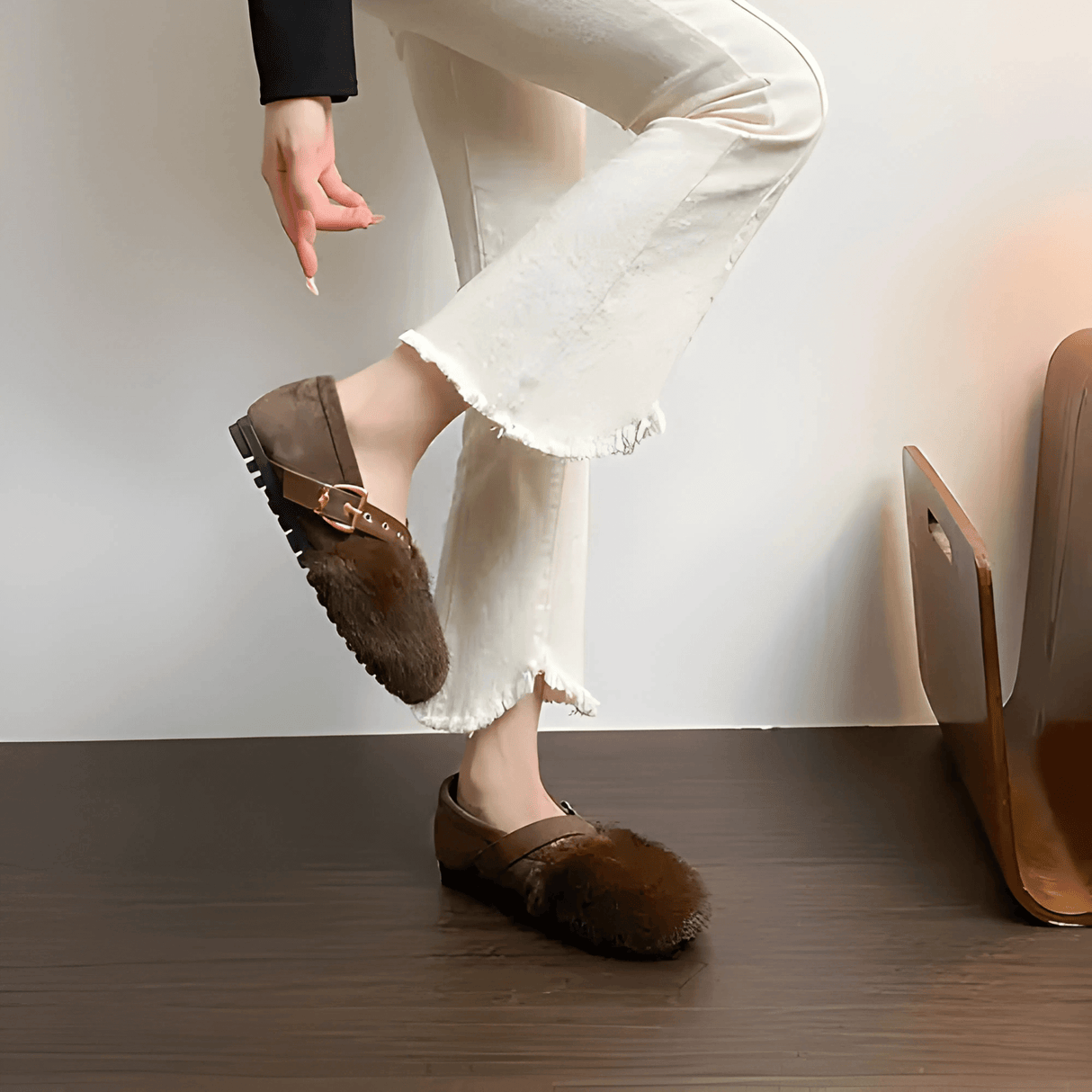 FurVibe - Plyssko med guldspænde & skridsikker sål til indendørs og let udendørs brug