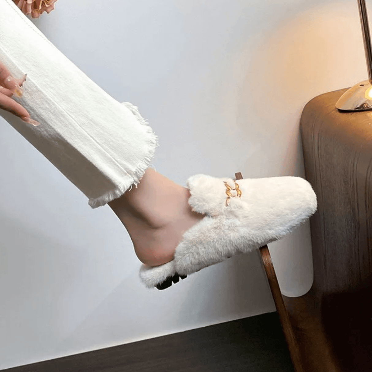 TeddyFinesse - Elegant Faux-Fur Mule Slippers with Gold Chain & Plush Comfort for Indoor and Light Outdoor Use