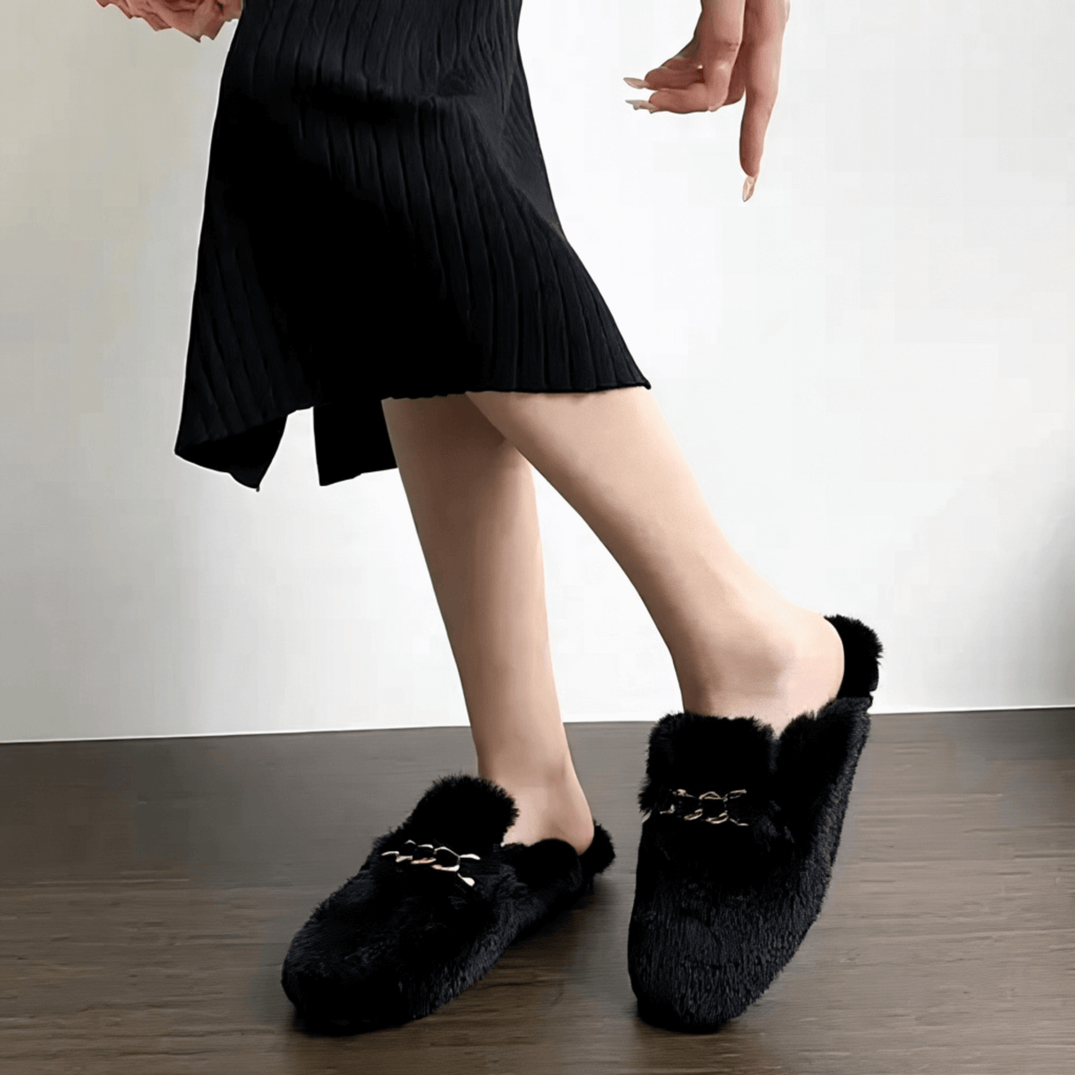 TeddyFinesse - Elegant Faux-Fur Mule Slippers with Gold Chain & Plush Comfort for Indoor and Light Outdoor Use