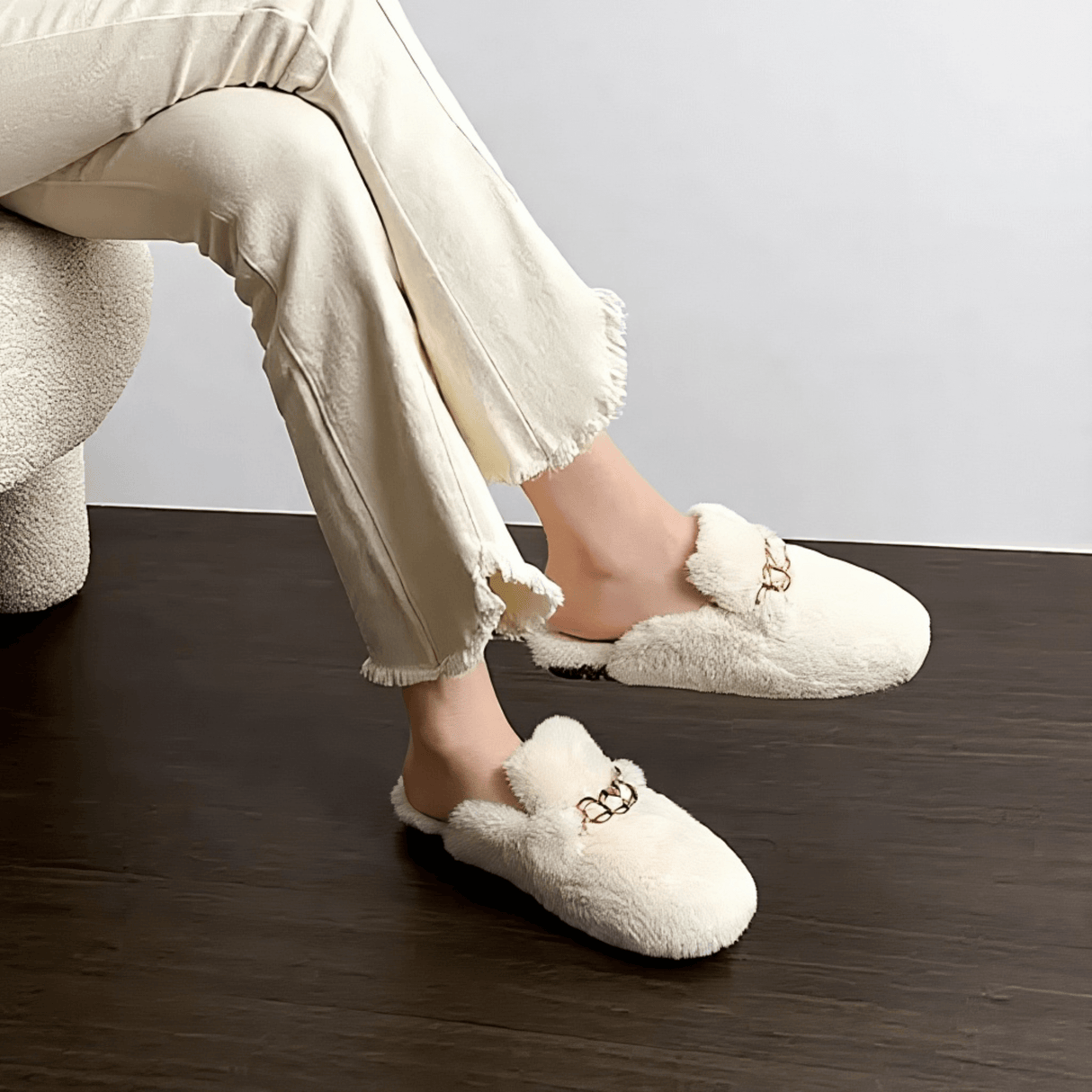 TeddyFinesse - Elegant Faux-Fur Mule Slippers with Gold Chain & Plush Comfort for Indoor and Light Outdoor Use