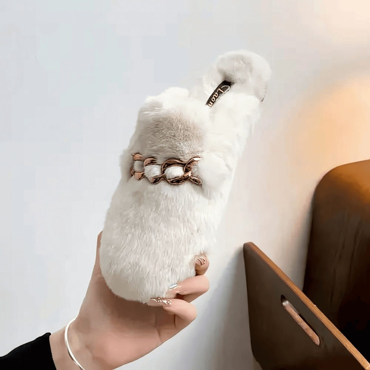 TeddyFinesse - Elegant Faux-Fur Mule Slippers with Gold Chain & Plush Comfort for Indoor and Light Outdoor Use