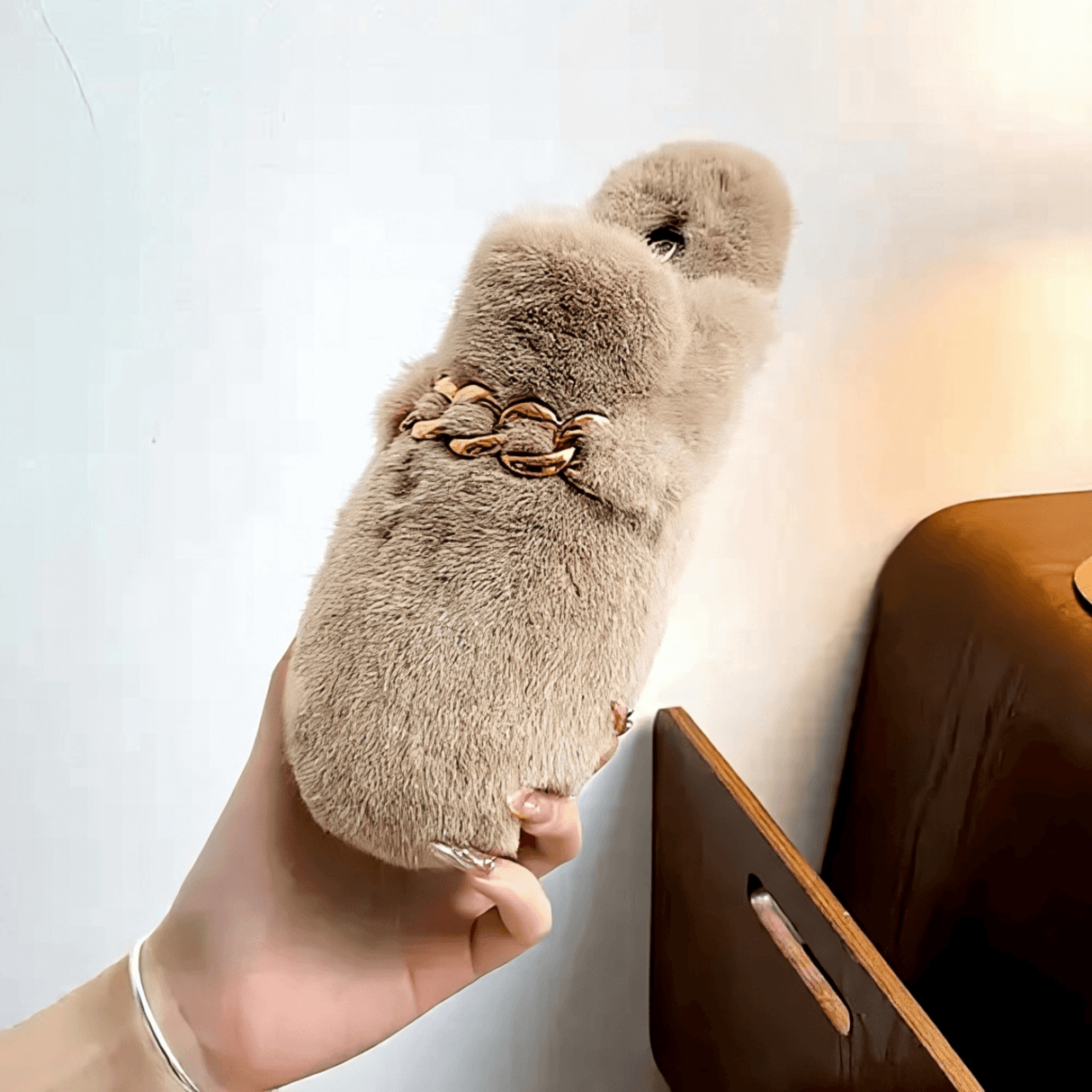 TeddyFinesse - Elegant Faux-Fur Mule Slippers with Gold Chain & Plush Comfort for Indoor and Light Outdoor Use