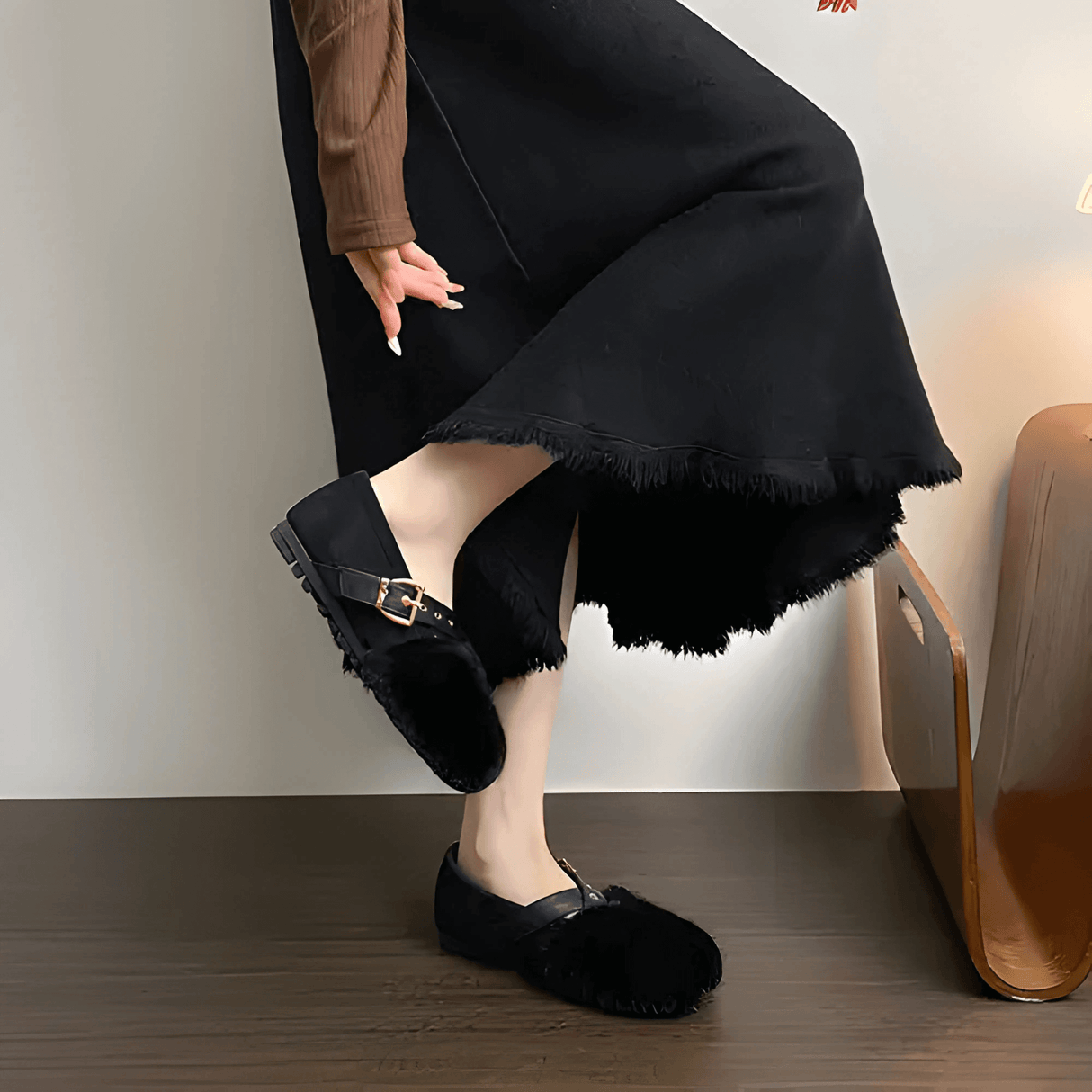 FurVibe - Plyssko med guldspænde & skridsikker sål til indendørs og let udendørs brug