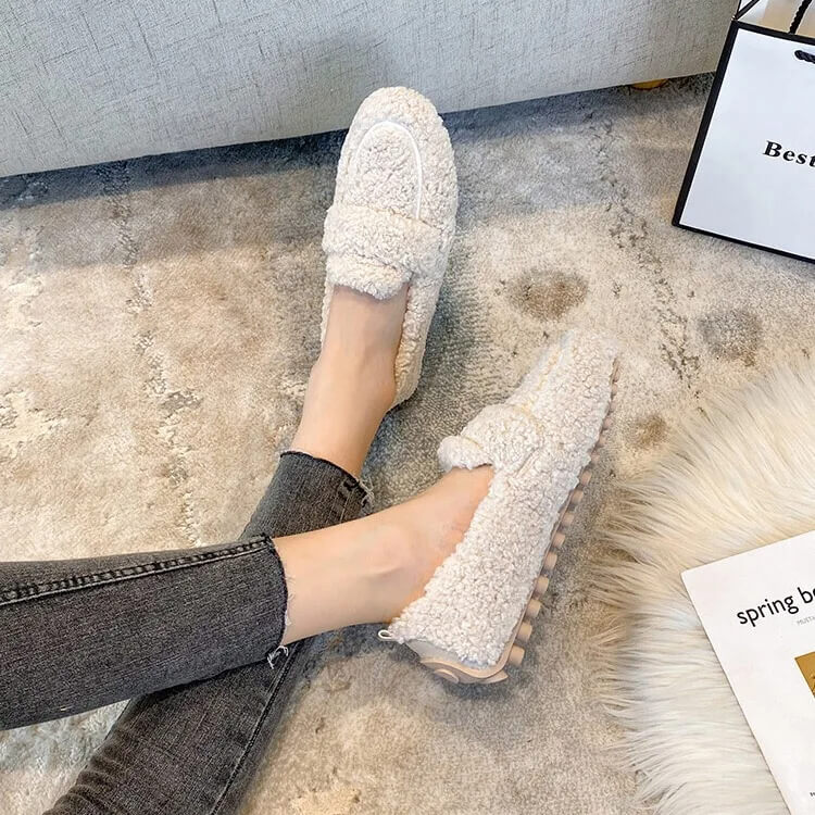 Lyxiga Mokasiner för Dam i Lammullsliknande Plysch – Halkfri Gummisula och Ultimat Komfort