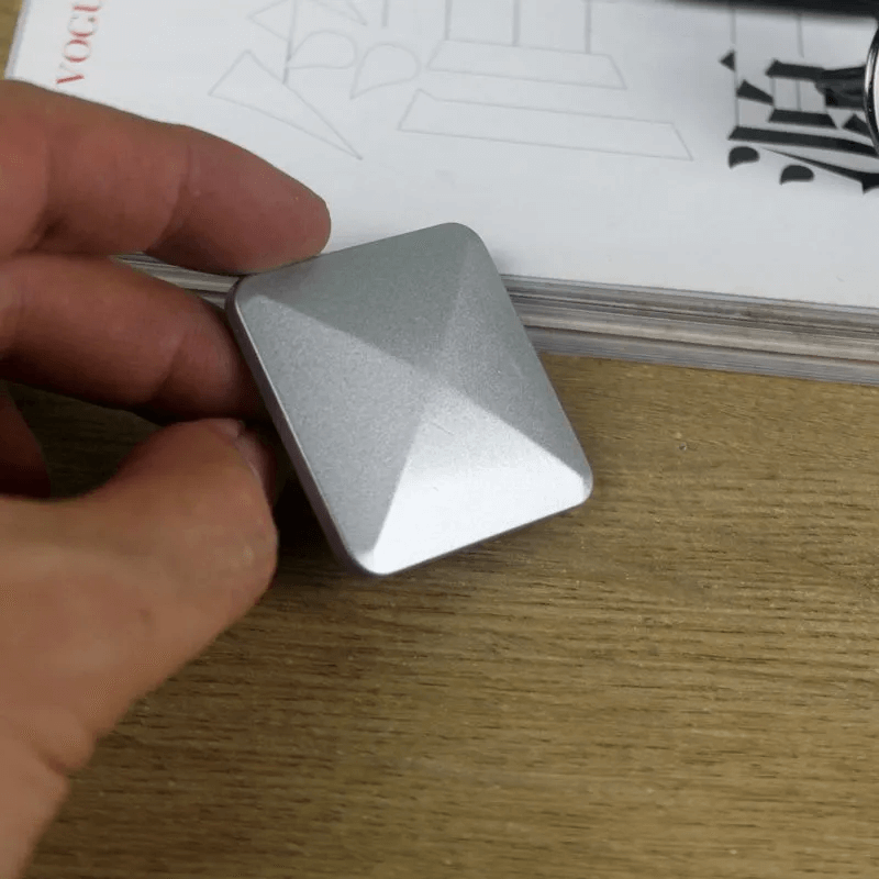 Metallkub Skrivbord Fidget – Avslappning, Fokus och Njutning