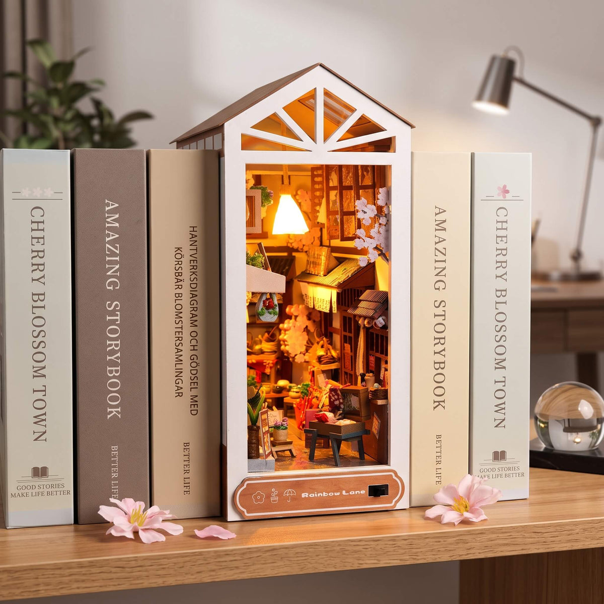 NookCraft – DIY Book Nook Byggsats i Trä – Miniatyr Bokhylla Insats med Dockskåp och LED-belysning