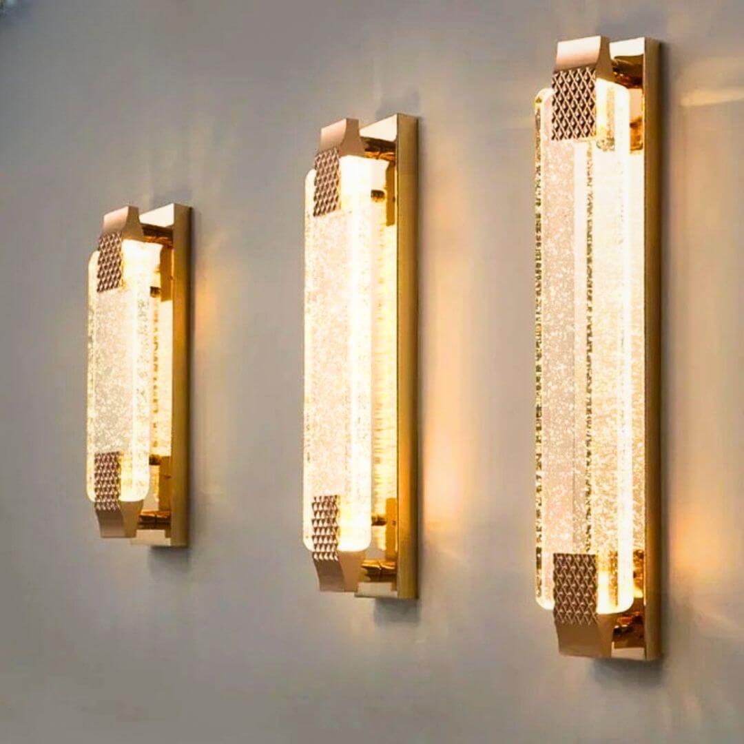 LuxeAngle – Vägglampa med Bubble Kristall och Guldbelagd Metall | Elegant och Lyxig Dekorationsbelysning för Sovrum & Vardagsrum